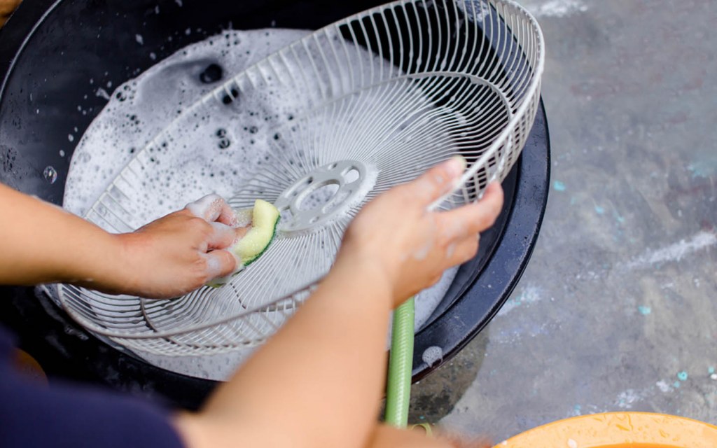 Step-By-Step Guide on Cleaning a Fan with a Plastic Bag Step-By-Step Guide on Cleaning a Fan with a Plastic Bag